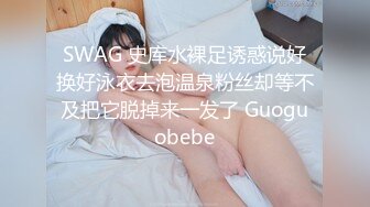 商城女厕偷拍 身材小巧的小妹子 玩手机屁股都要掉到便坑里去了