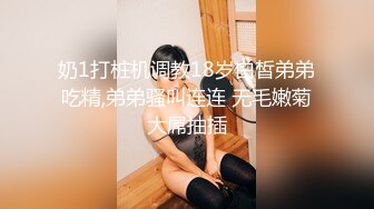 颜值不错红唇骚女【金牌小可】和炮友激情啪啪旁边还有个妹子观战，口交上位骑乘后入猛操非常诱人